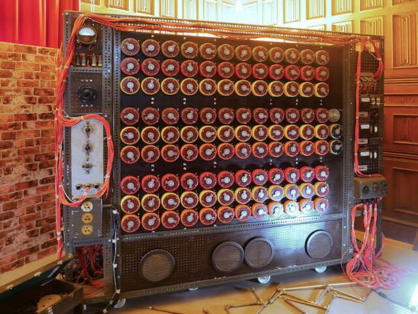 Bomba kryptologiczna Alana Turinga z zewnątrz od frontu