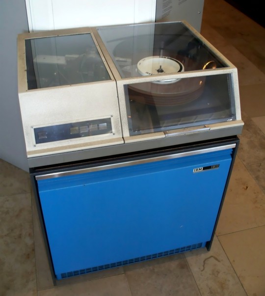 IBM 1311 urządzenie pamięci masowej z wyjmowalnym zestawem platerów