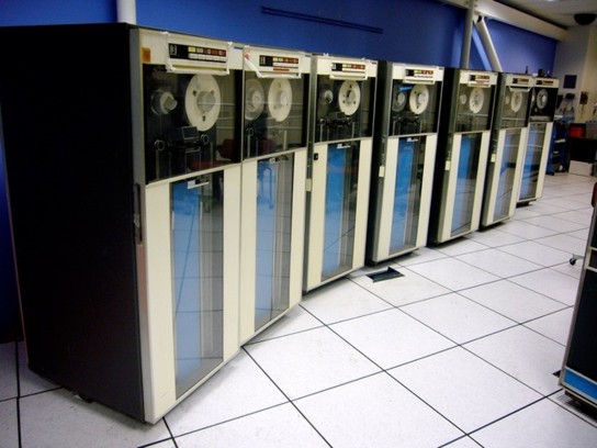 Napęd taśmowy model IBM 729 jako pierwsza powszechnie stosowana pamięć masowa